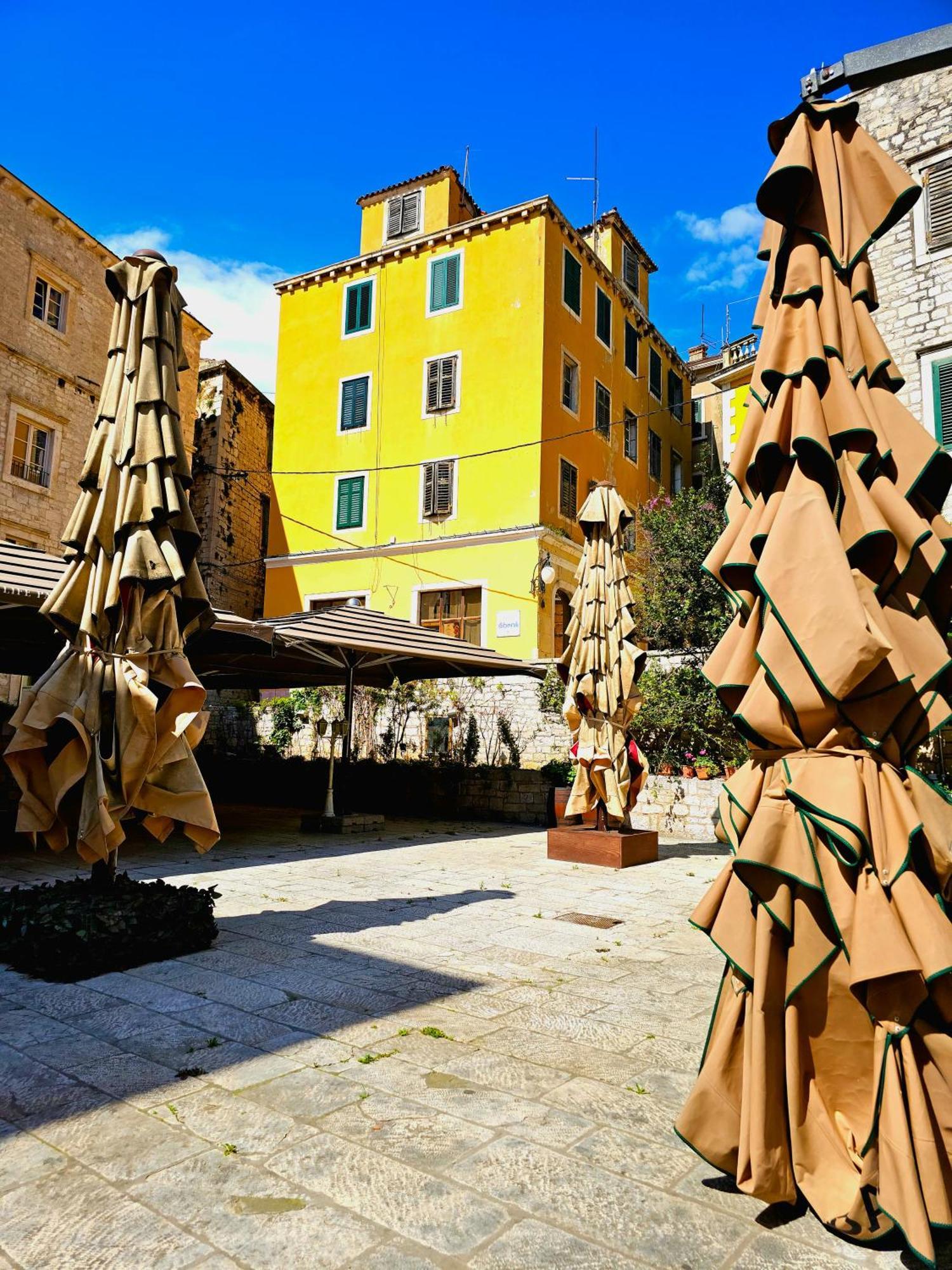 Square View *